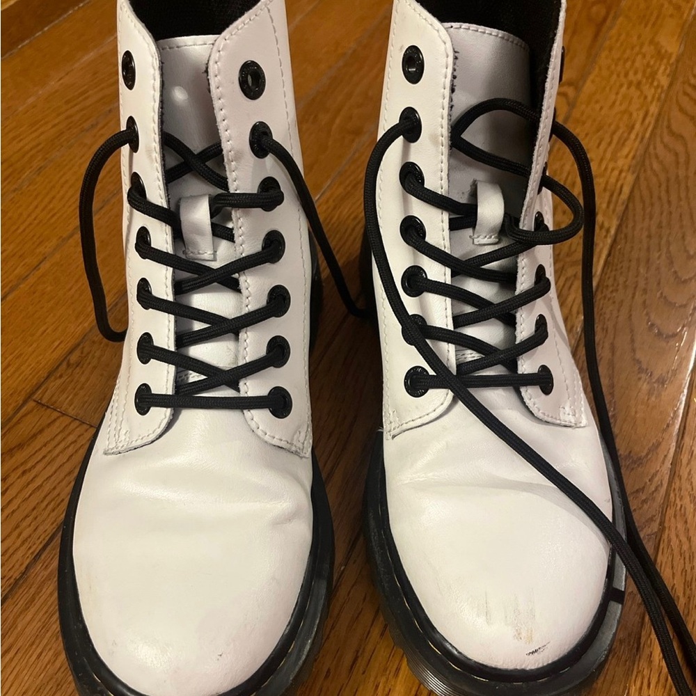 Dr. Martens 1460 Smooth Leather Lace boots in white . Size 37.